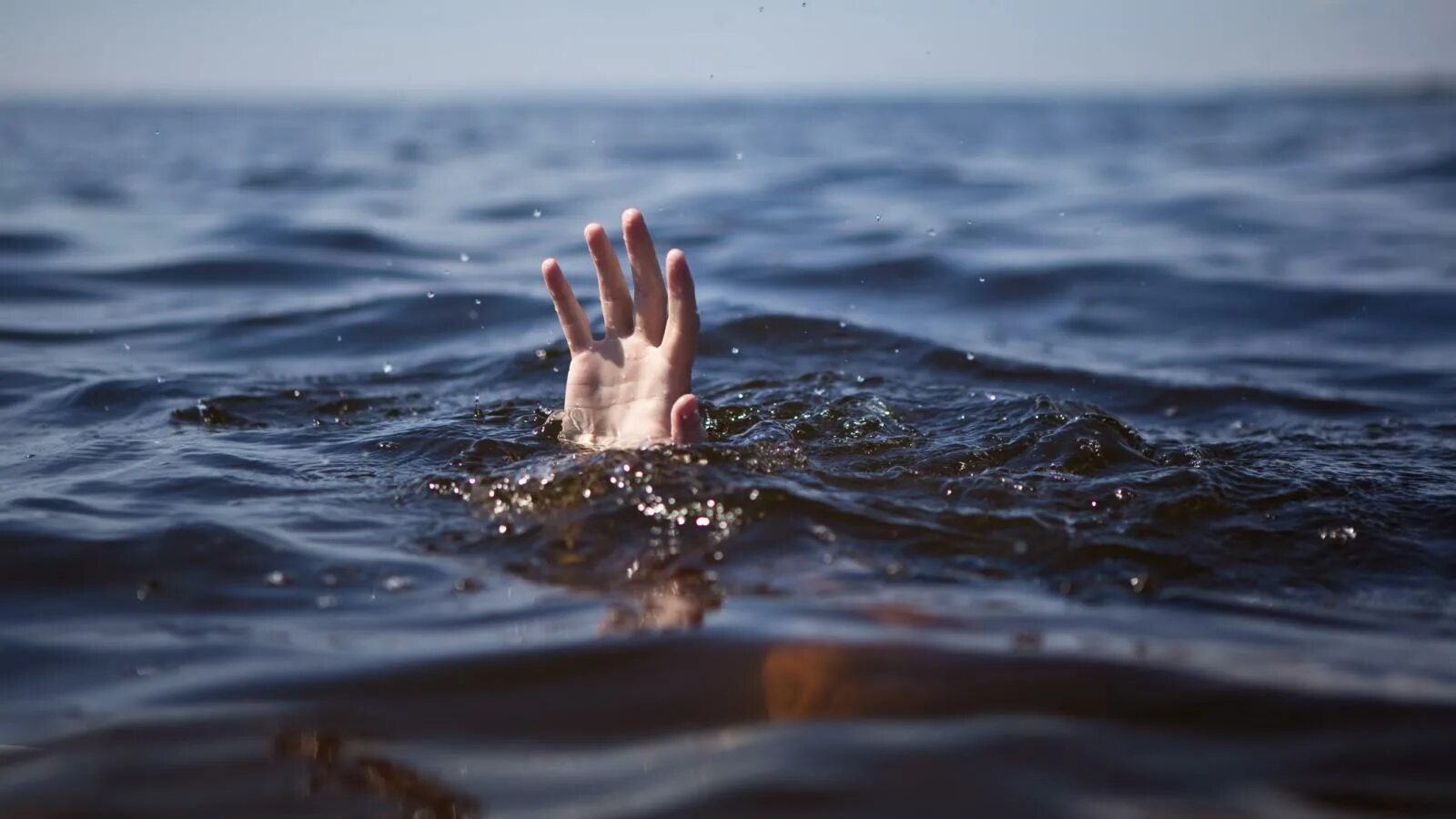 Видео утонувший девушки. Тонущий человек. Купание в водоемах. Утопающий человек.