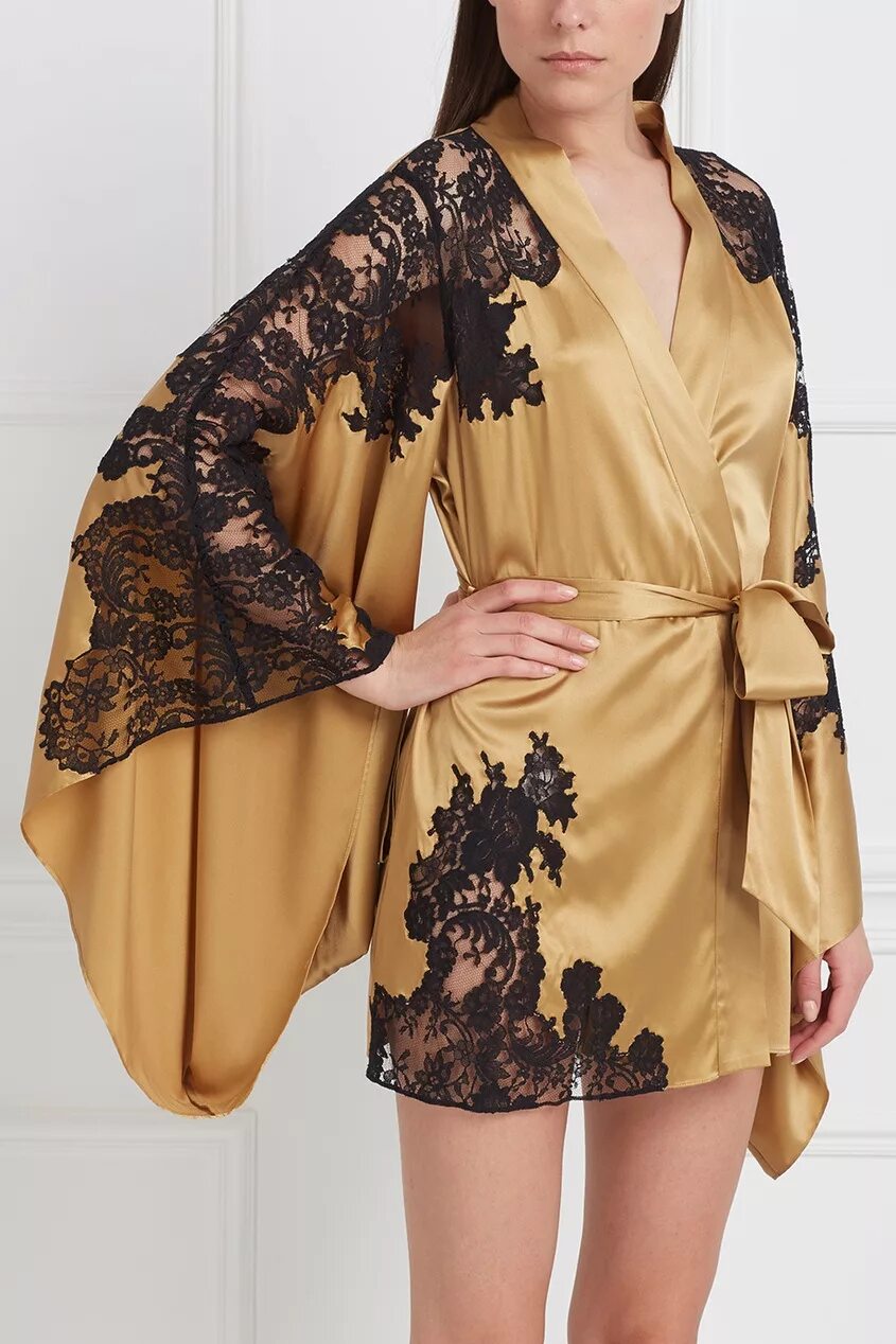 Желтое кимоно японское. Дизайнерское кимоно. Золотое японское кимоно. Золотое кимоно. Кимоно с золотыми аксессуарами.