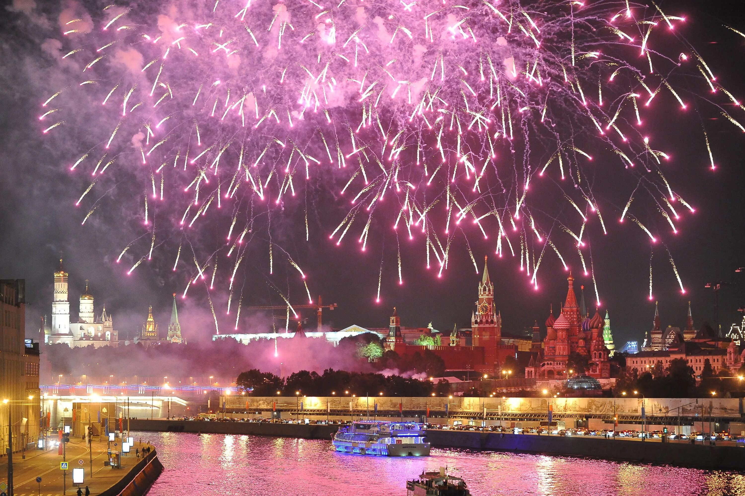 Салют 9 мая на набережной в Москве. Салют день Победы Москва. Салют с теплохода Москва. Салют на Москворецкой набережной в Москве.