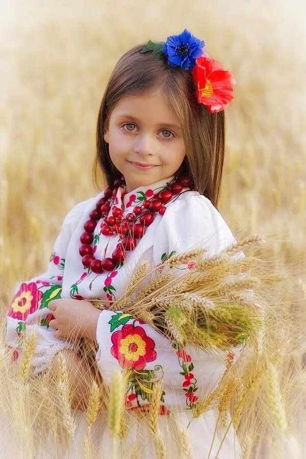 Дети украины. Украинский наряд для девочки. Русский национальный костюм. Красивые славянские дети. Русский национальный костюм для детей.