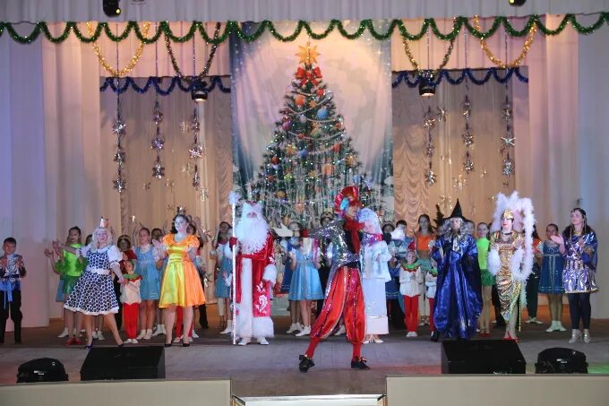 Дк негребецкого сальск. Сальск. Дкжд сальск. Флаг рдк. Сальский дворец культуры.