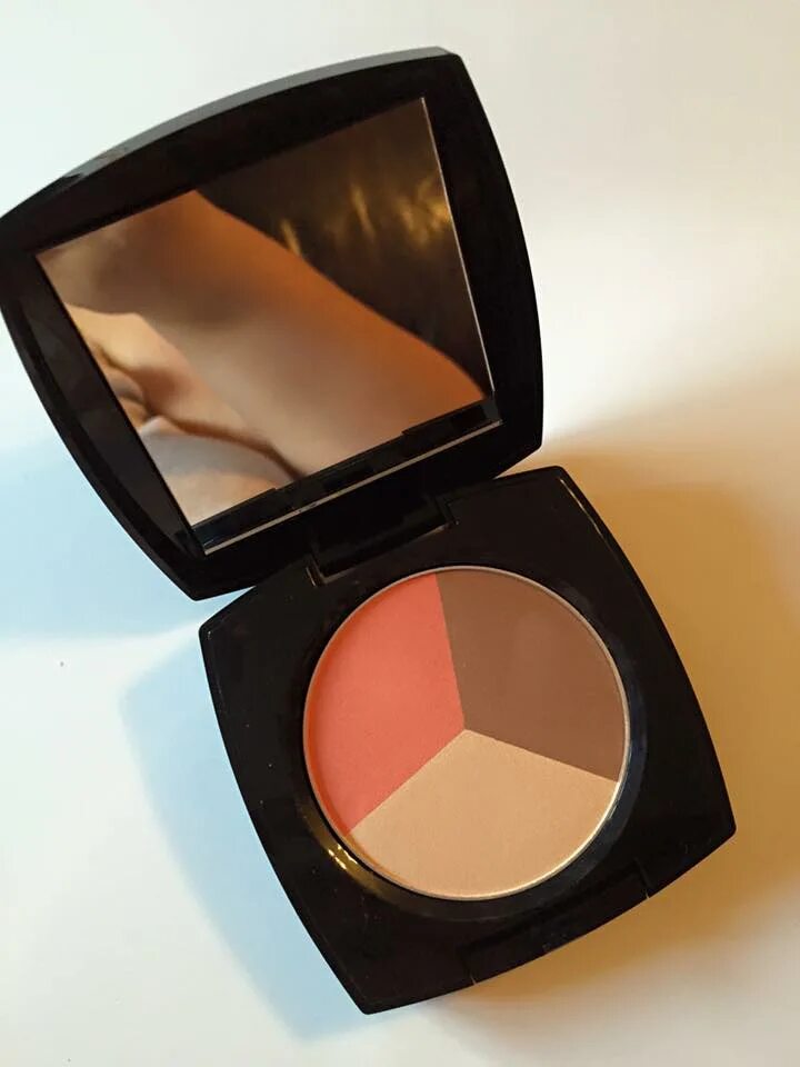 Avon blush Bronze Trio. Румяна бронзер эйвон. Палетка хайлайтер румянаавон. Эйвон румяна Light Bronze.