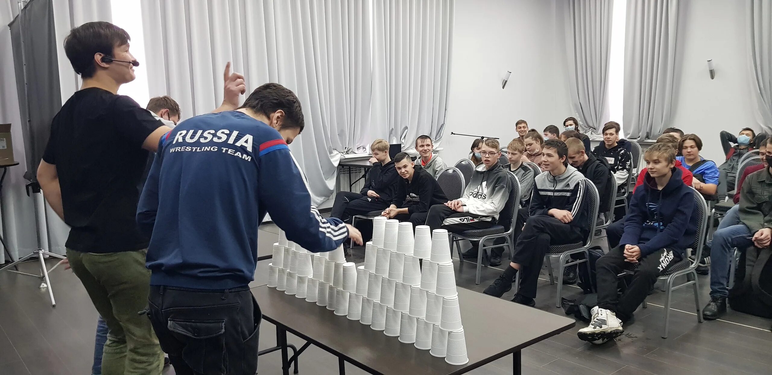 Распределите группы студентов добровольцев