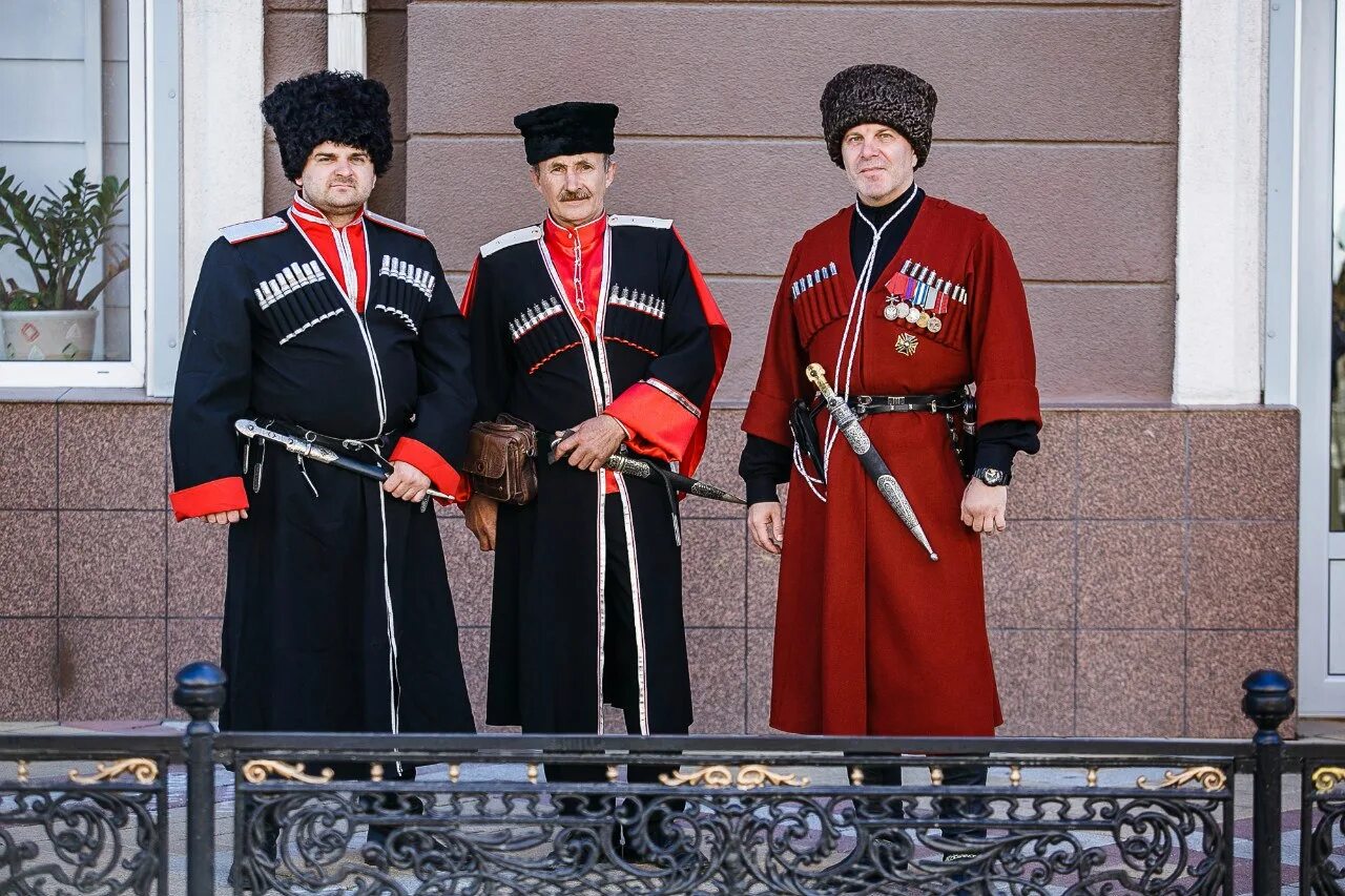 Почему в черкесске. Черкеска Казачья Кубанская. Черкесска Терских Казаков. Форма Казаков донских кубанских Терских Казаков. Черкеска Терского казачьего войска.