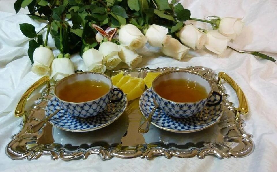 доброе утро с чашечкой чая. приятного чаепития и хорошего настроения. красивые пирожные и кофе. с добрым утром с чаем. чашка чая на столе.