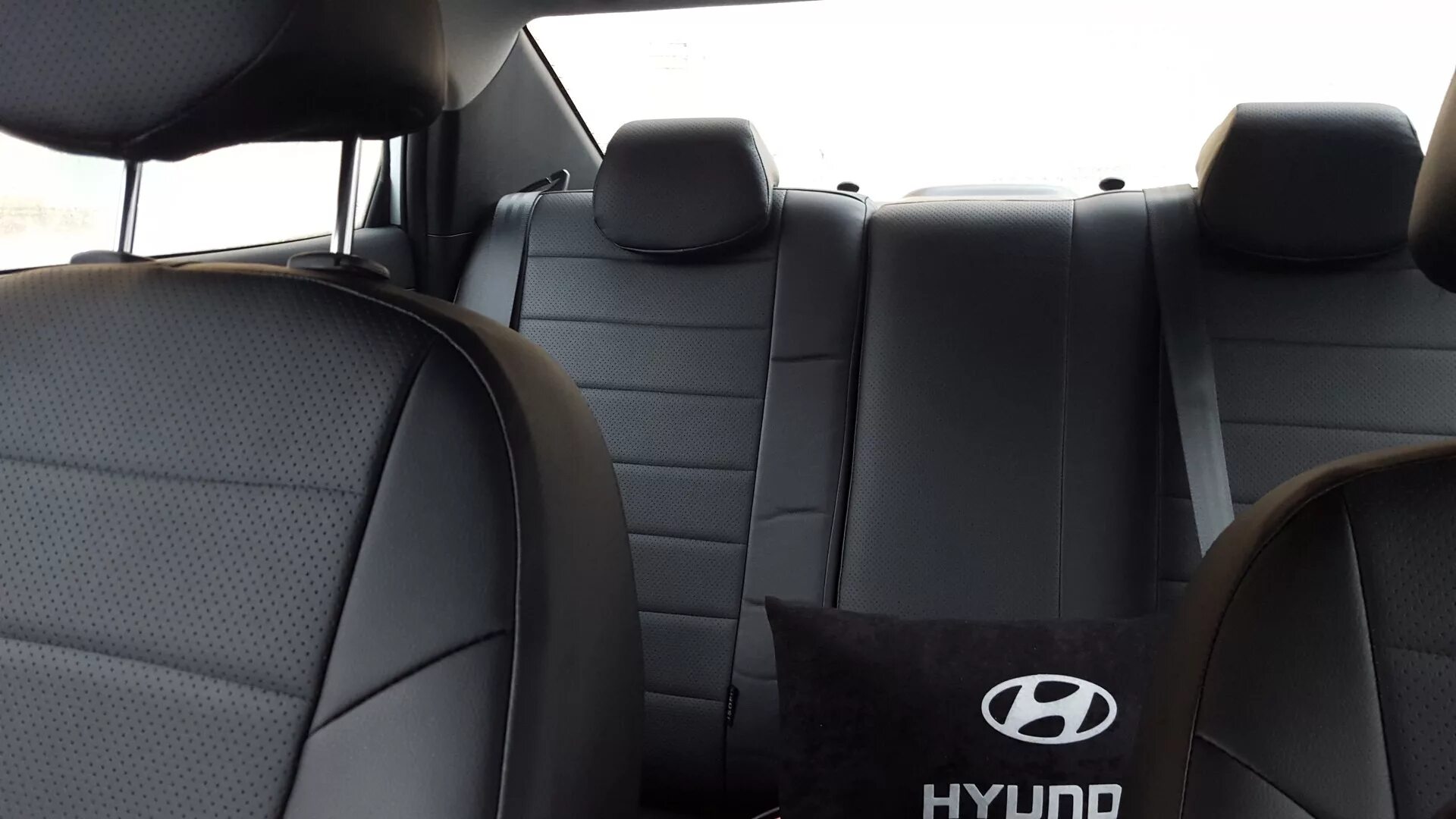 Солярис 2017 задние сидения. Заднее сидение хендай солярис 2011 год. Hyundai solaris салон сзади. Чехлы на хендай солярис 2016 седан. Солярис салон сзади.