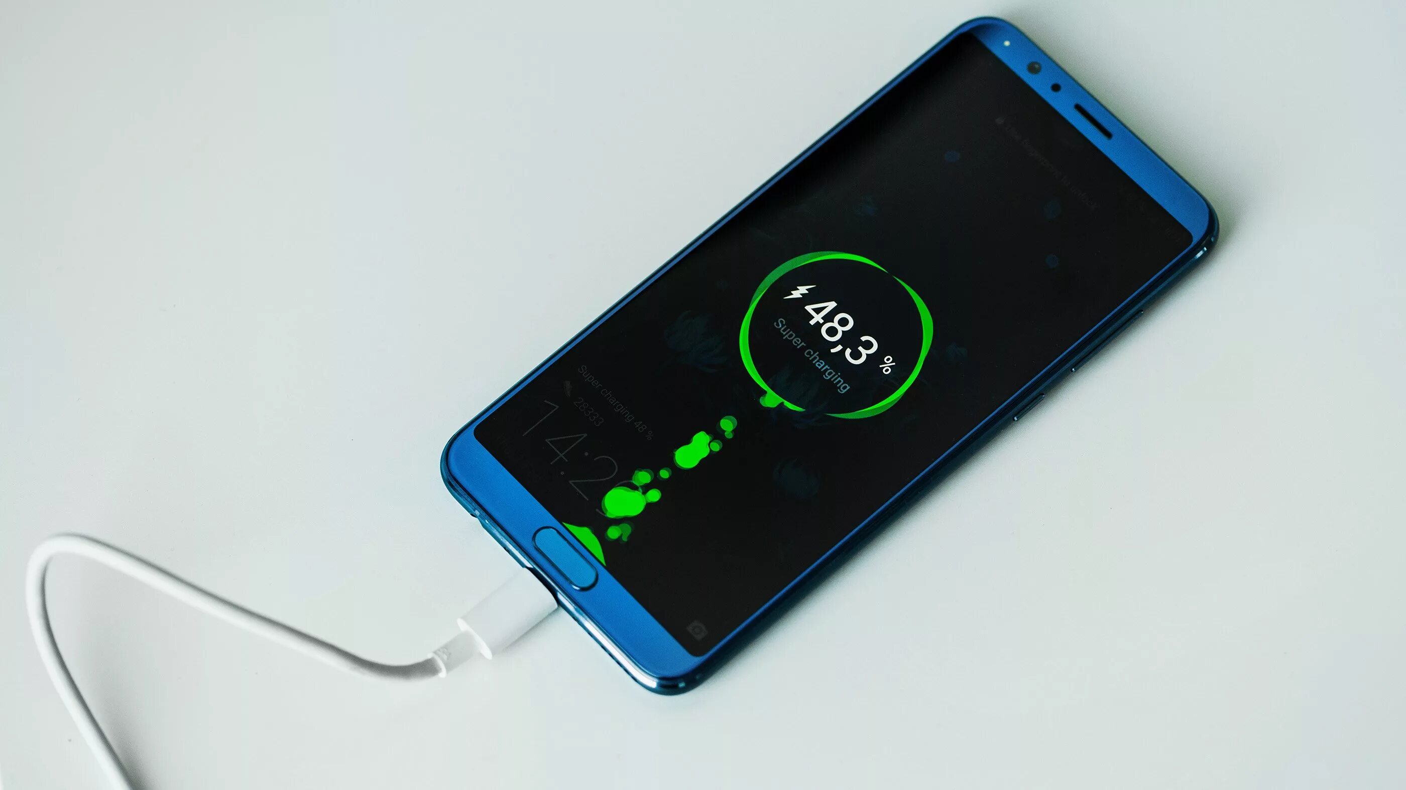Как проверить как заряжается телефон. Зарядка для смартфона. смартфон заряжается. мобильник на зарядке. быстрые зарядки для смартфонов.