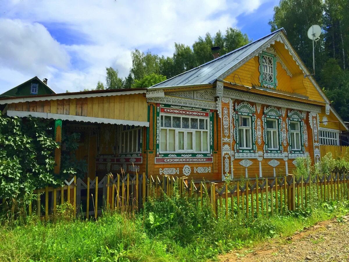 Дача летом в деревне. В деревне и на даче. деревенский дом плес. деревня на даче деревня. тверь красивые деревни дачи.