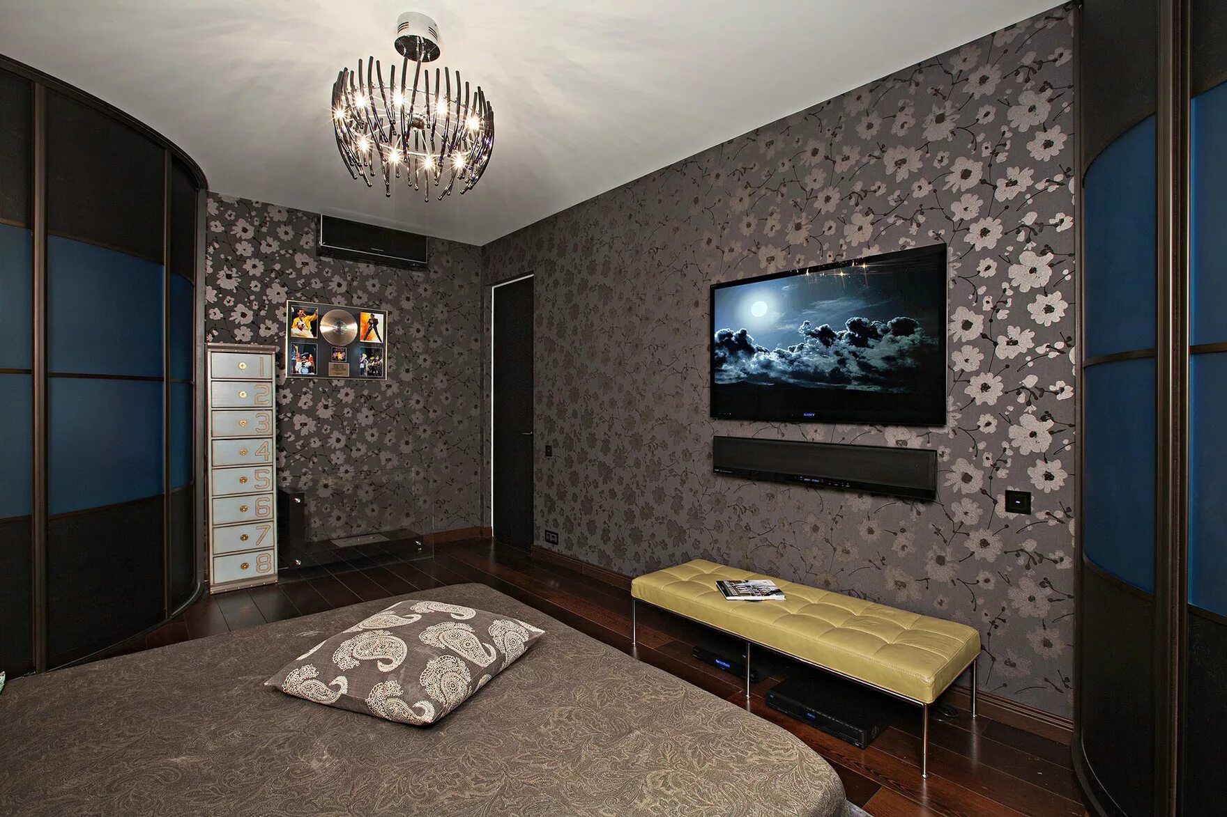 Стеклообои wellton decor wd781 барокко. Комбинирование обоев в интерьере. Интерьеры комнат в квартире. Обои в гостиную. Обои в темный зал фото.