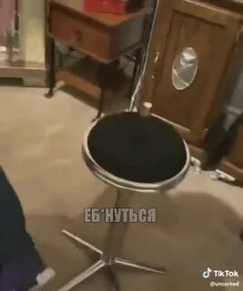 На одном столе стоял даже сломанный стул