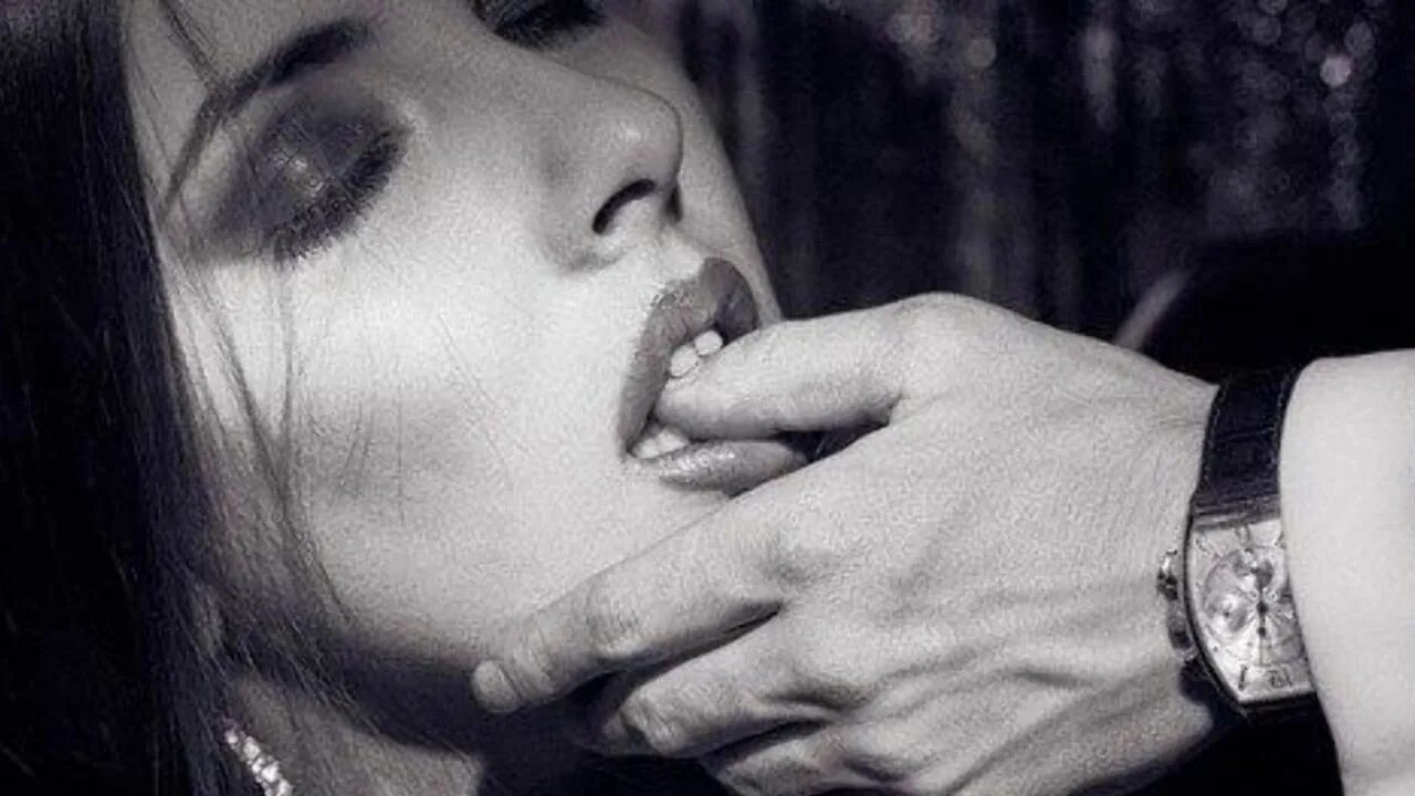 Палец во рту у девушки. Чувственные губы. Молоко на лице девушки. Девушка. Красивые девушки глотают.