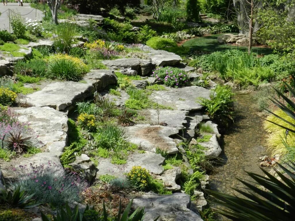 Террасированный рокарий. Рокарий горный ручей. Рокарий Каменистый сад. Каменистый сад в ландшафтном.