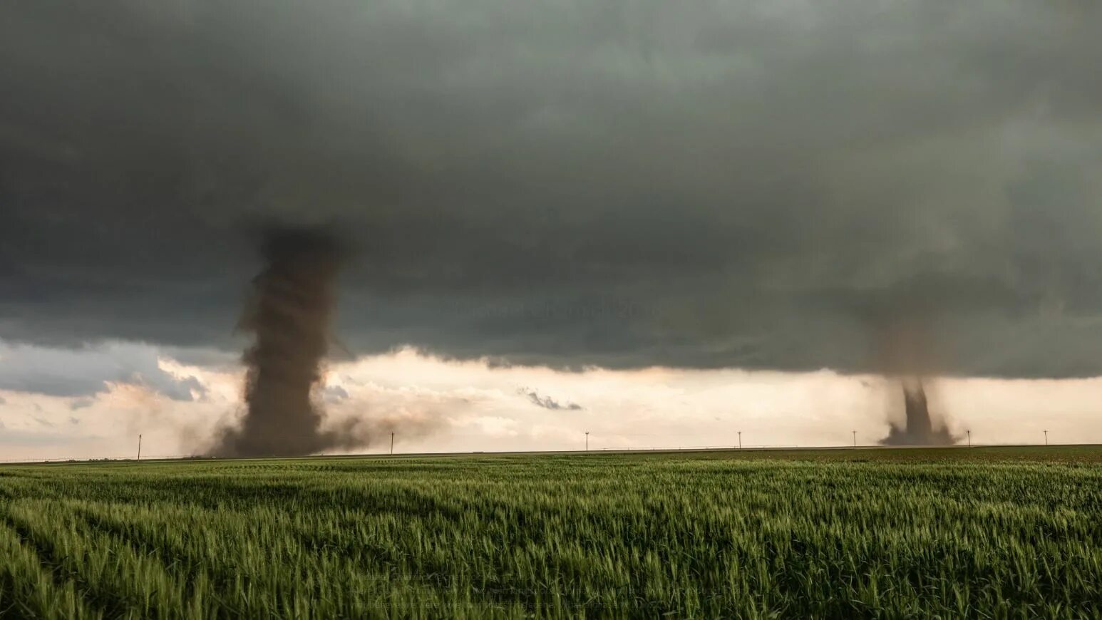 Торнадо революции. Landspout tornado. торнадо 2018. десять торнадо. смерч 10.