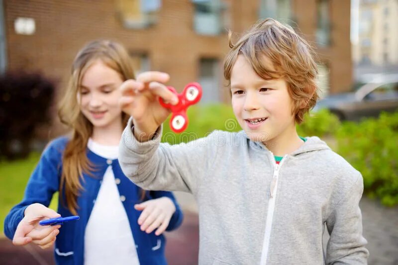 I can play with my friends. Фанни френдс. Ребенок Yes. Kids playing Spinner. Playing with a Spinner for children.