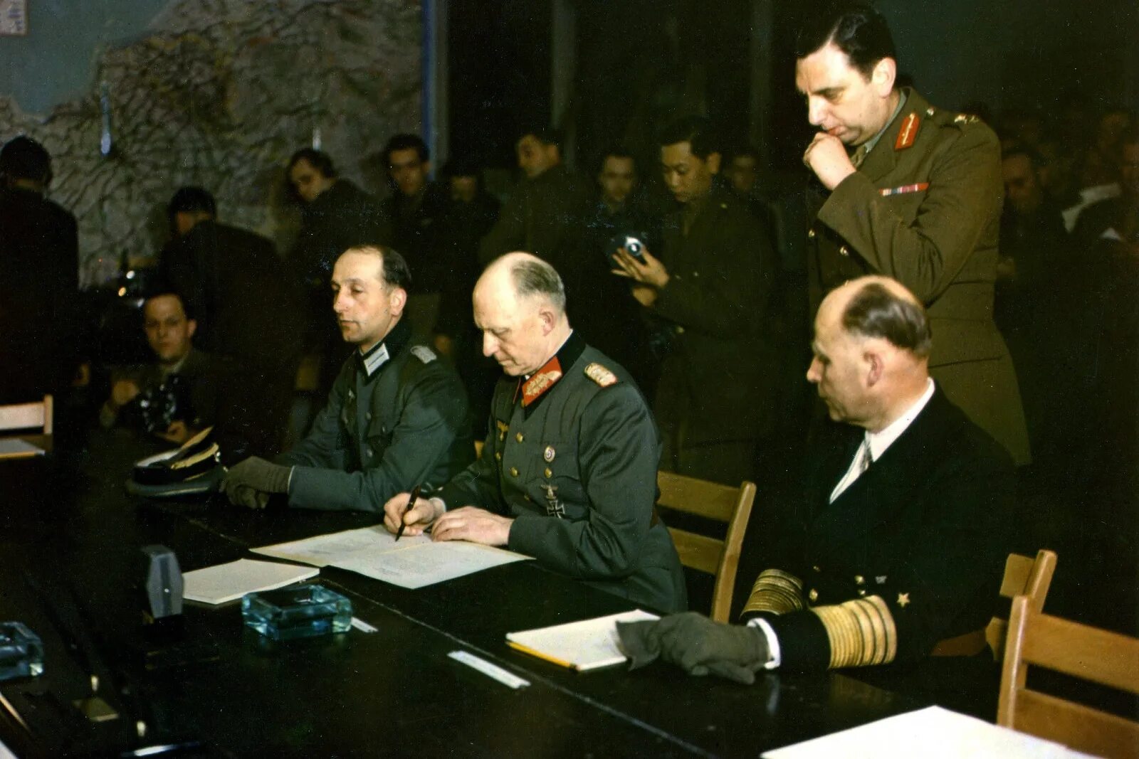 Мир капитуляции. Подписание капитуляции германии 1945. капитуляция германии 1945г. подписание капитуляции германии 1945 йодль. генерал эйзенхауэр капитуляция германии.