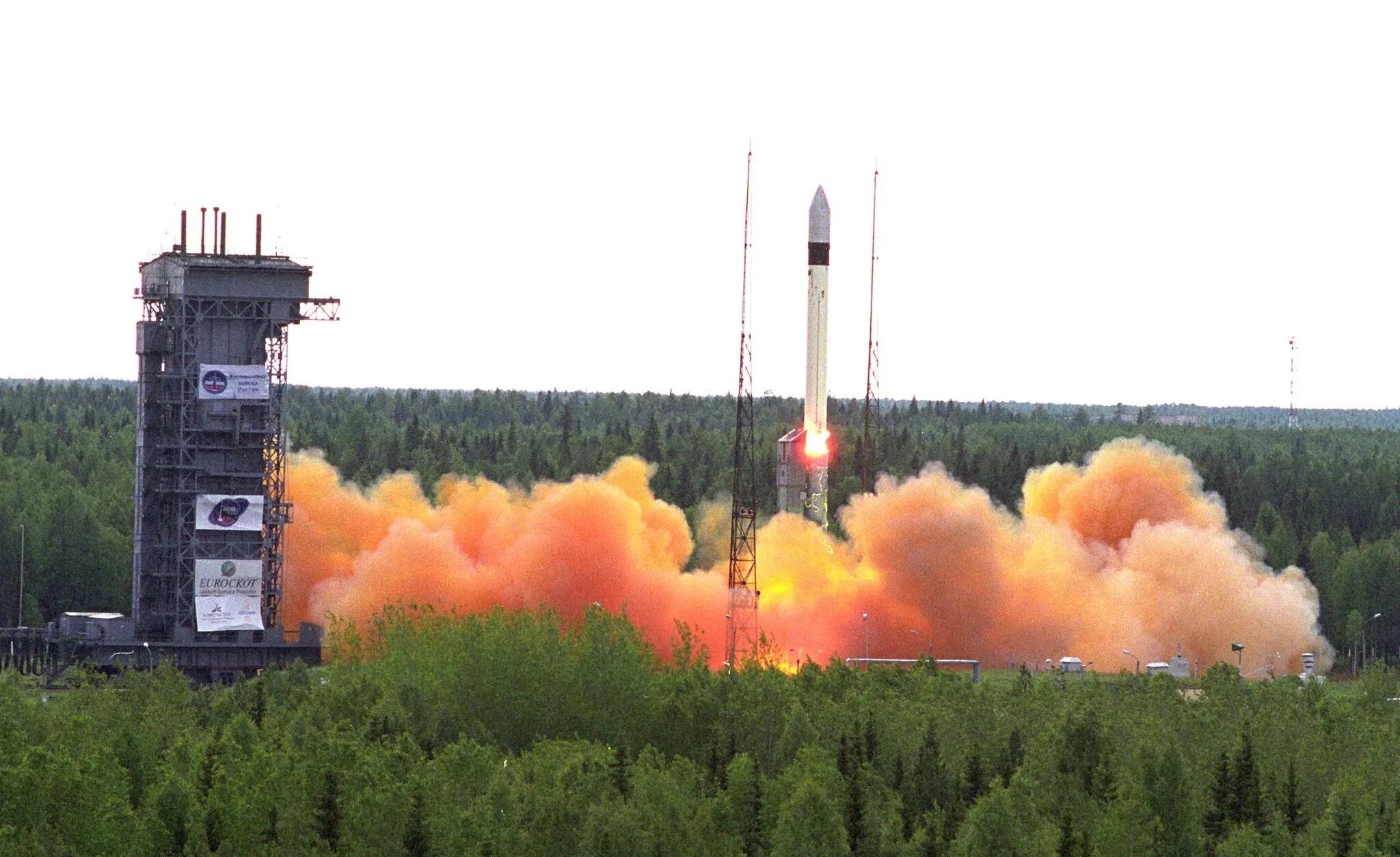 Горючие ракеты. Космодром Плесецк рокот. Стартовый комплекс рокот Плесецк. Старт ракеты с космодрома Плесецк. Космодром Плесецк стартовая площадка.