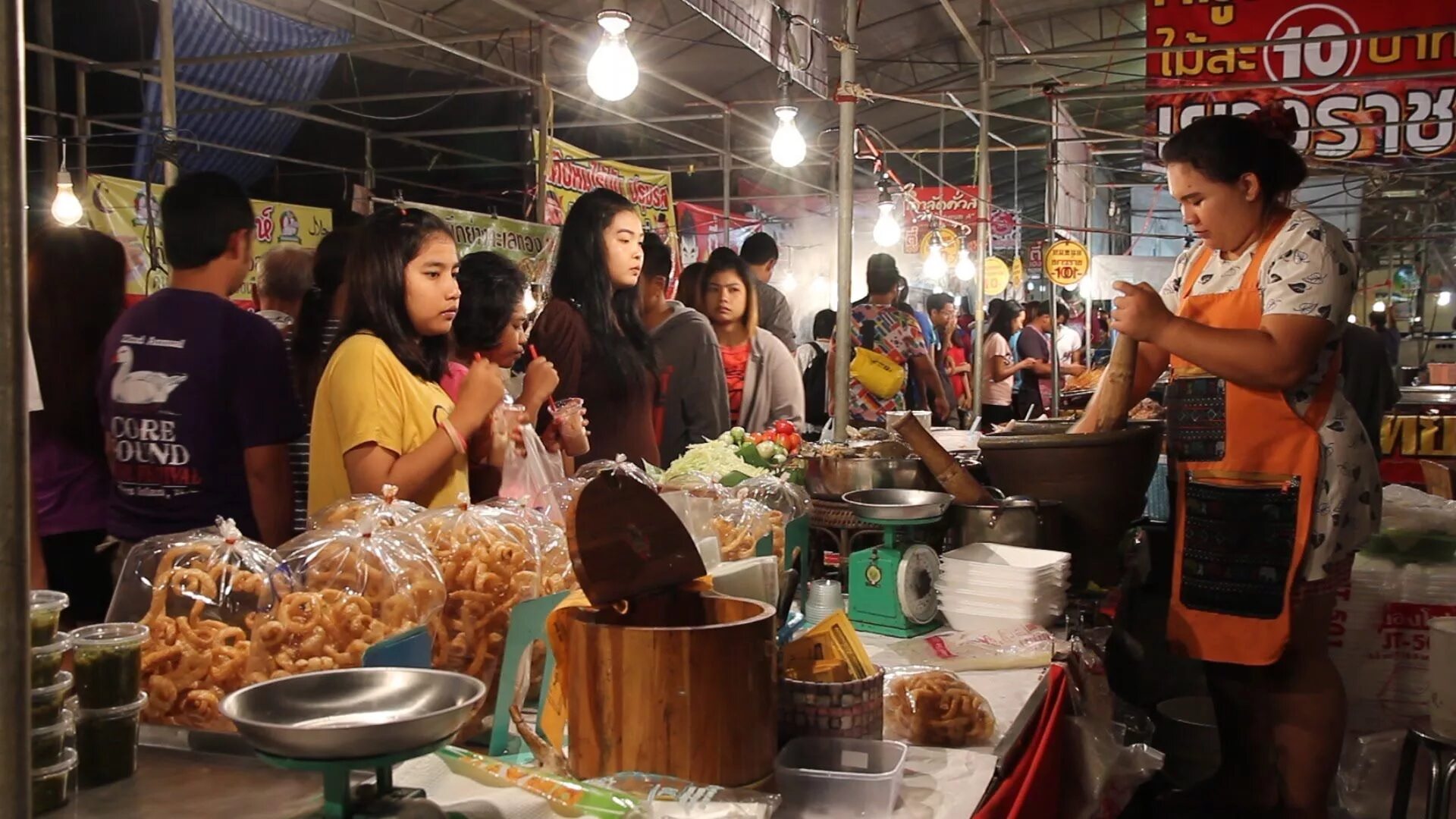 Уличная еда в Таиланде. Краби Walking Street. Уличная еда Тайланд видео. Тайцы едят на земле. Thai streets