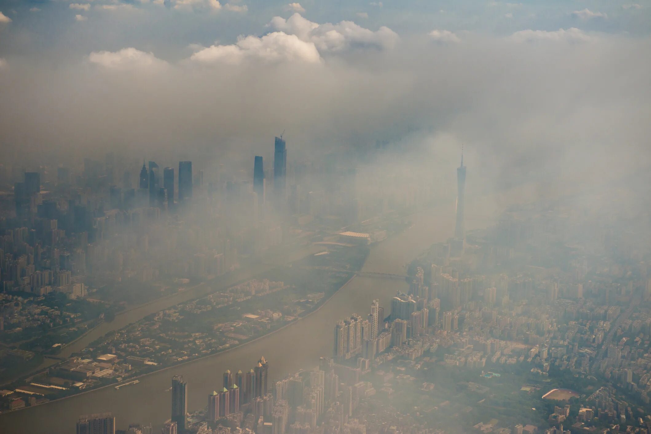 Фотохимический туман (смог). Линьфэнь Китай. Загрязнение воздуха в городе. Смог над городом. В воздухе висит пыль