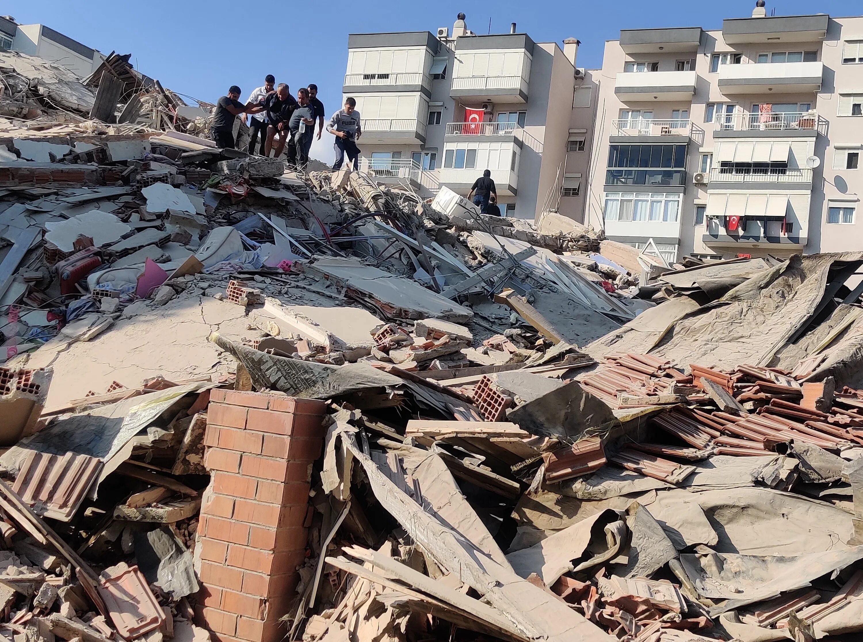 Землетрясение сегодня в сша последнее. Землетрясение в Турции 2023 разрушения. Измитское землетрясение 1999 года. Измир Турция землетрясение 1999. Землетрясение в Стамбуле 1999.