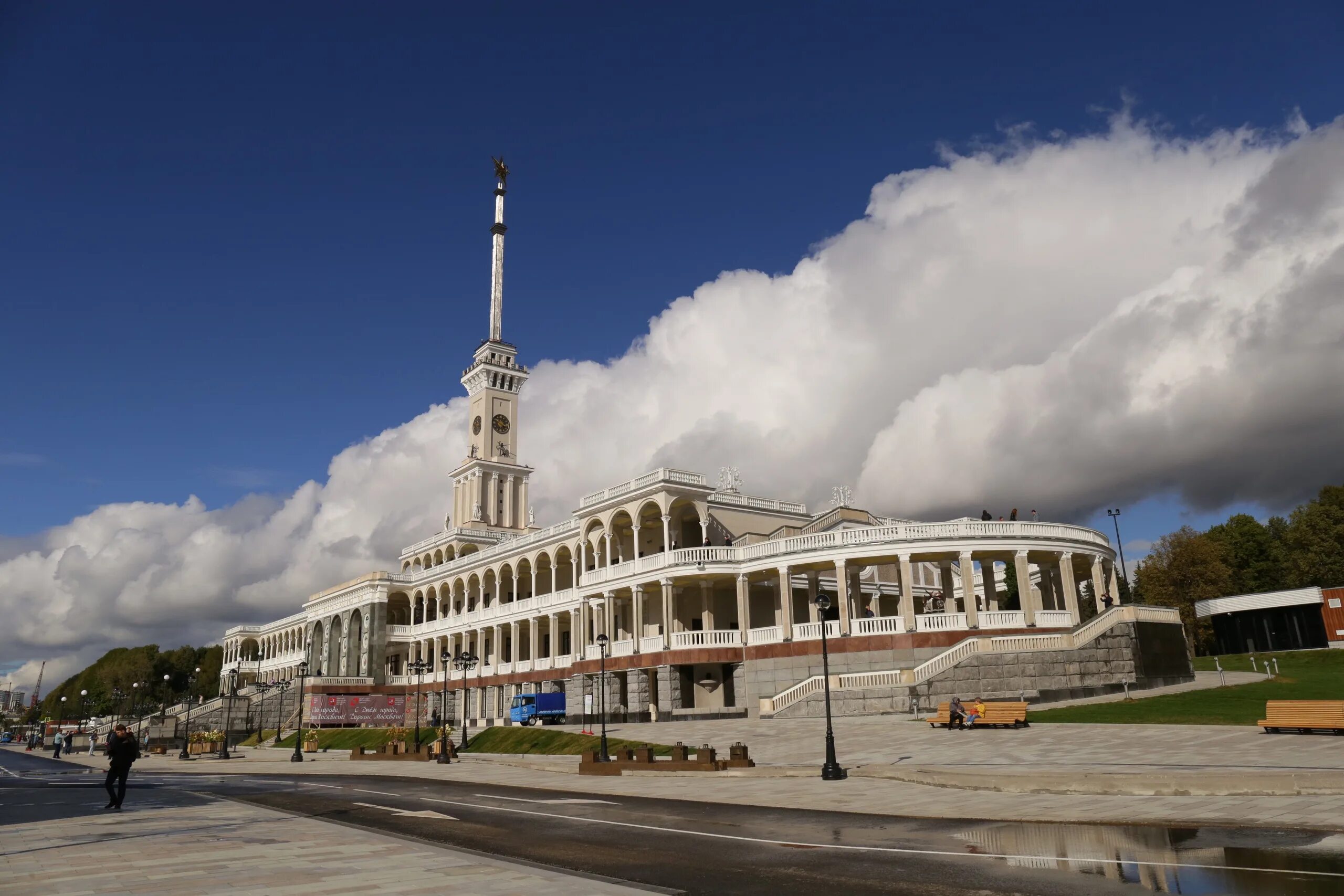 Здание северного речного вокзала в форме. Северный Речной вокзал Москва. Северный Речной вокзал после реконструкции. Здание Северного речного вокзала. Реставрированный Северный Речной вокзал.