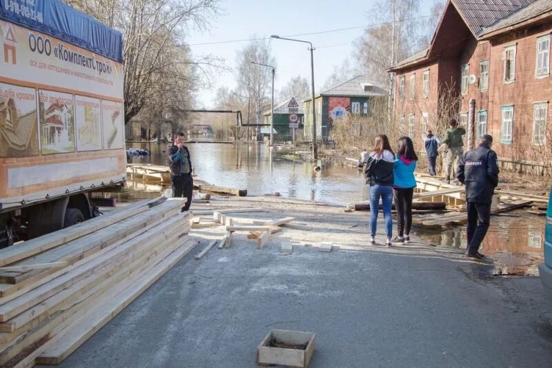 Уровень вятки у кирова. Половодье на Вятке. Уровень воды в Вятке. Уровень воды в Вятке сегодня в Вересниках. Фото половодья на Вятке.