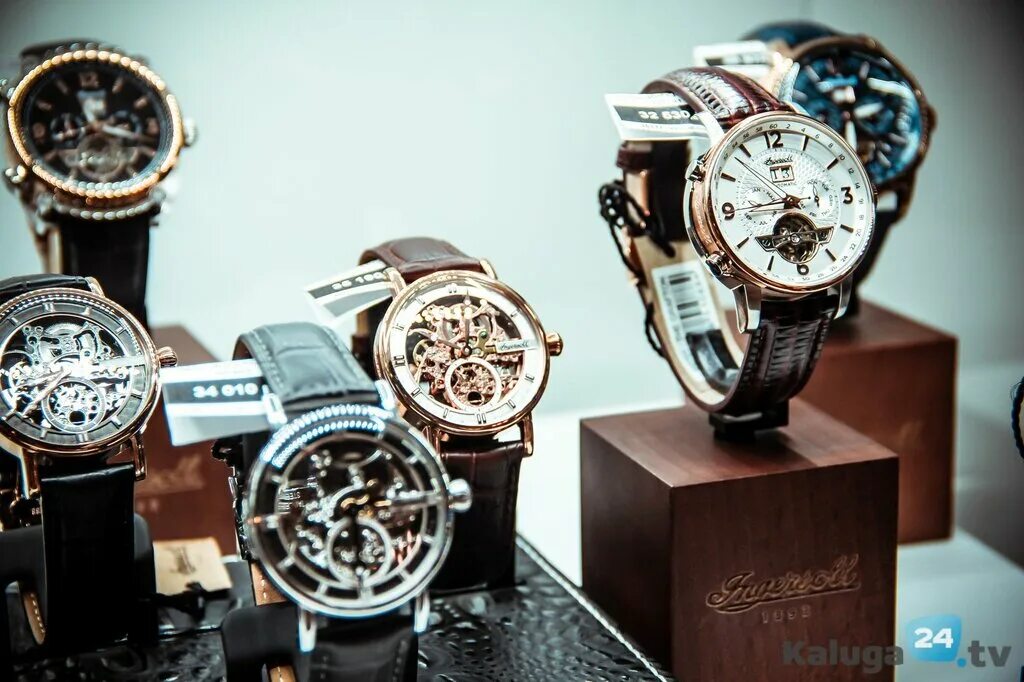 Калуга магазин часы ленина 100. Калуга памятник фасадные часы. Часы калуга. Театральная улица калуга. Колокольня с часами.