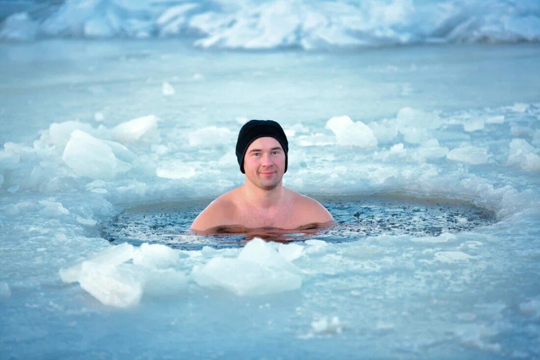 Холодная вода для мужчин. Окунание в прорубь закаливание.. Крещенские купания моржи. Моржевание закаливание. Купание в ледяной воде.