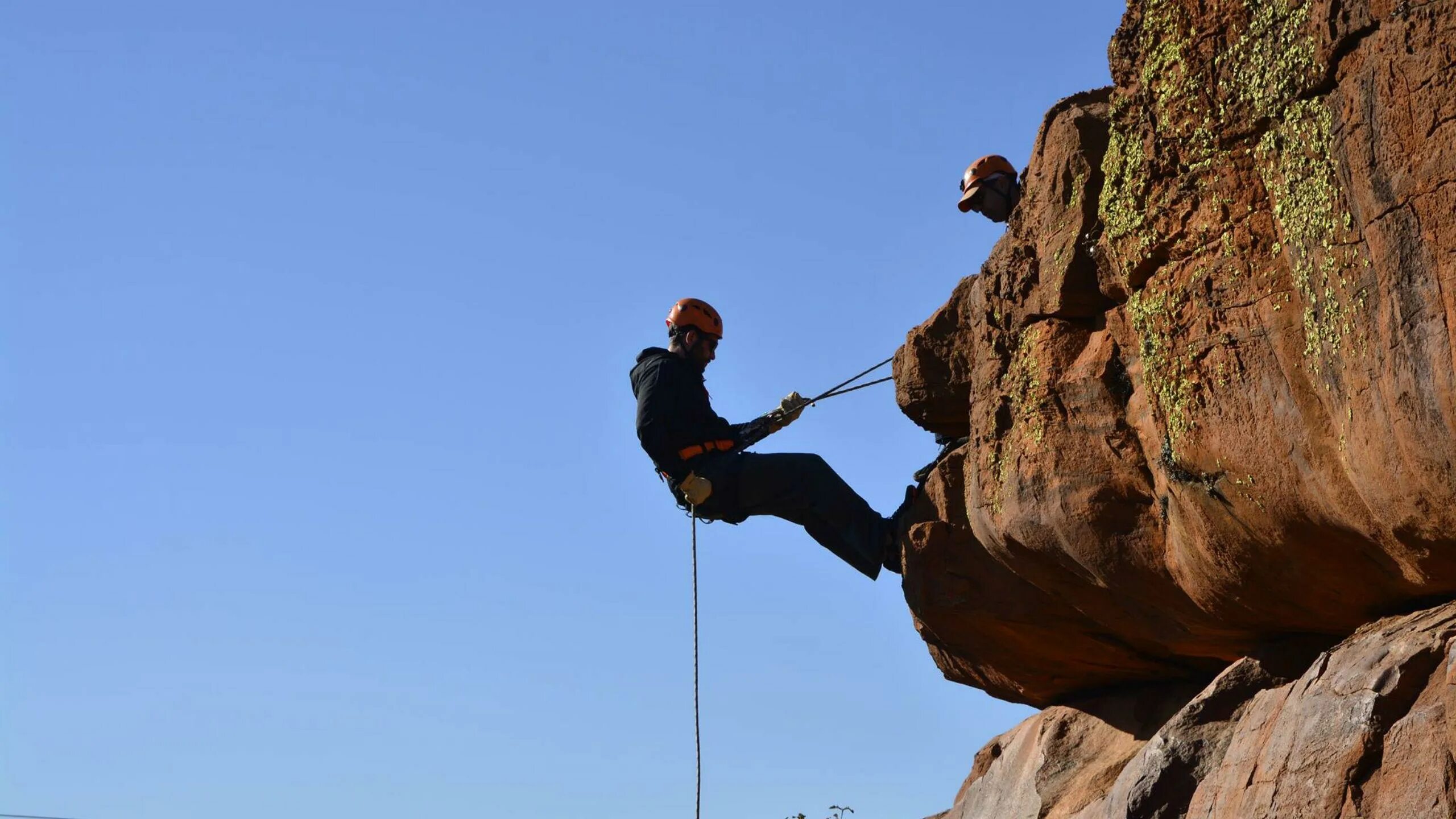 Abseiling перевод. Abseilingrappelling. gorge abseiling. abseiling спорт. go abseiling.