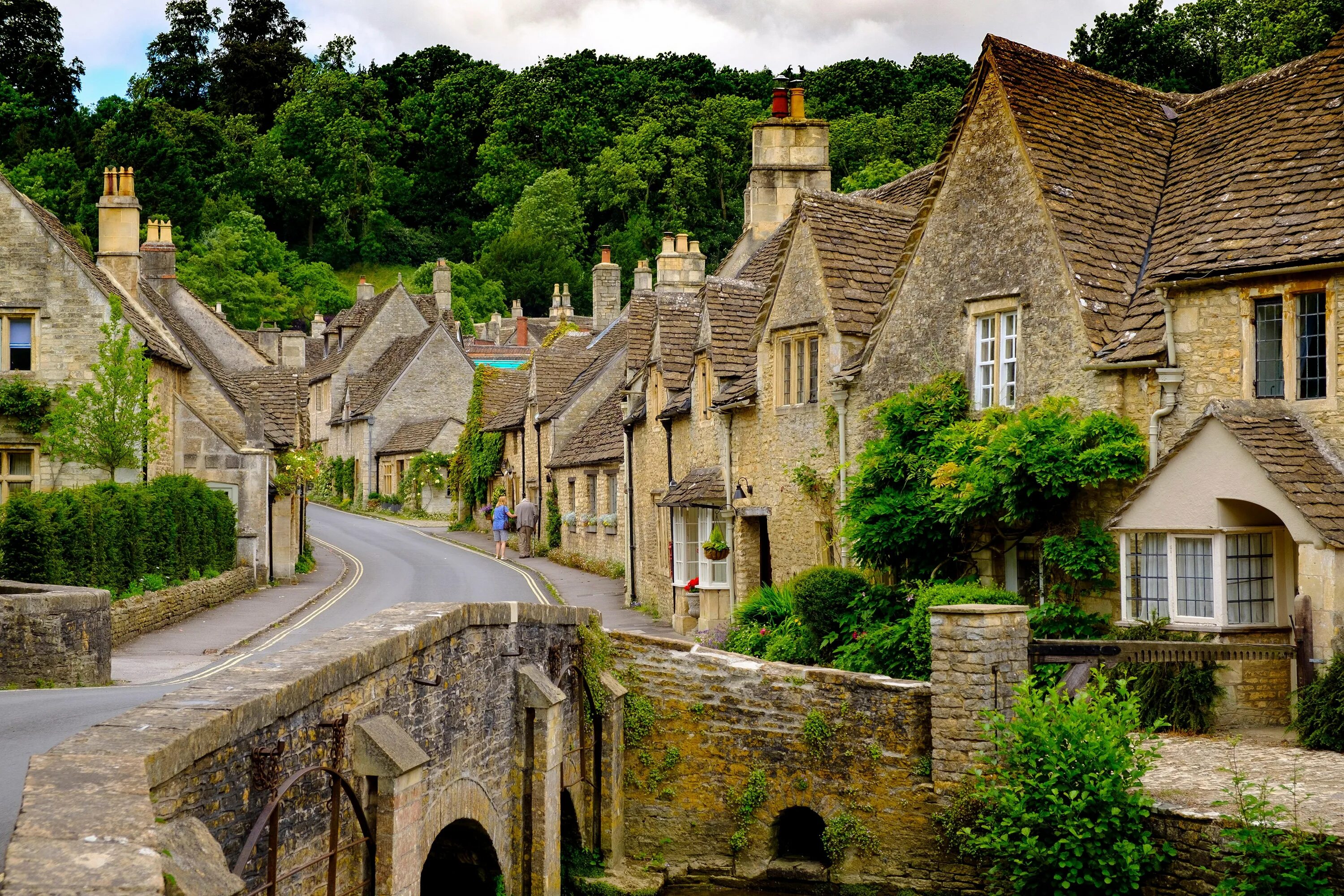 Графство Уилтшир. Котсуолд Хилс Англия. Англия деревня Castle Combe. Деревня Касл комб Англия.