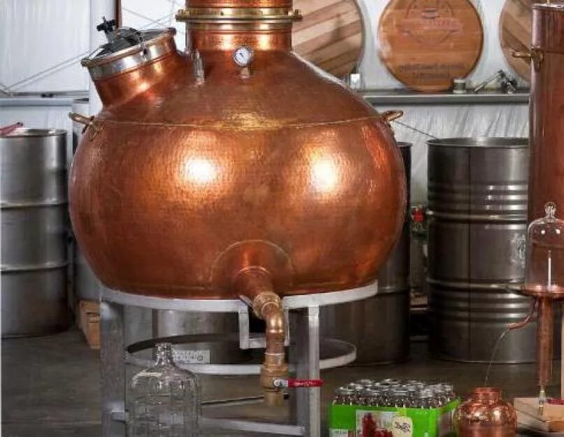Вторая перегонка на колонне. Самогонный аппарат первак. перегонка ракии. moonshine distillery. вторая перегонка самогона.