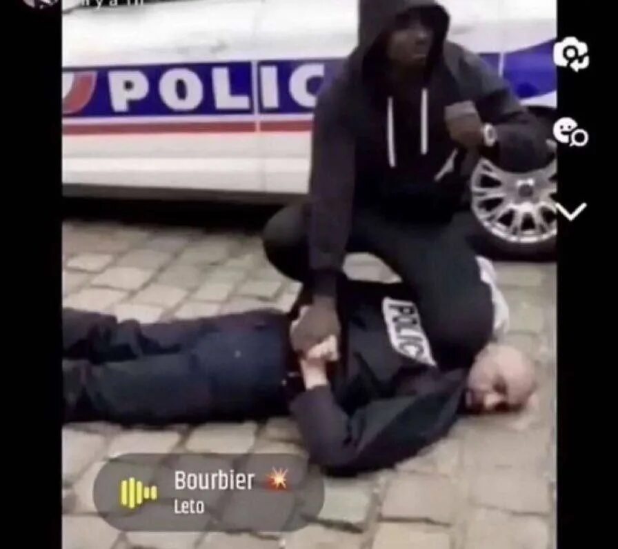 Француз руки. Девушка полицейский. Мусульмане против полиции.