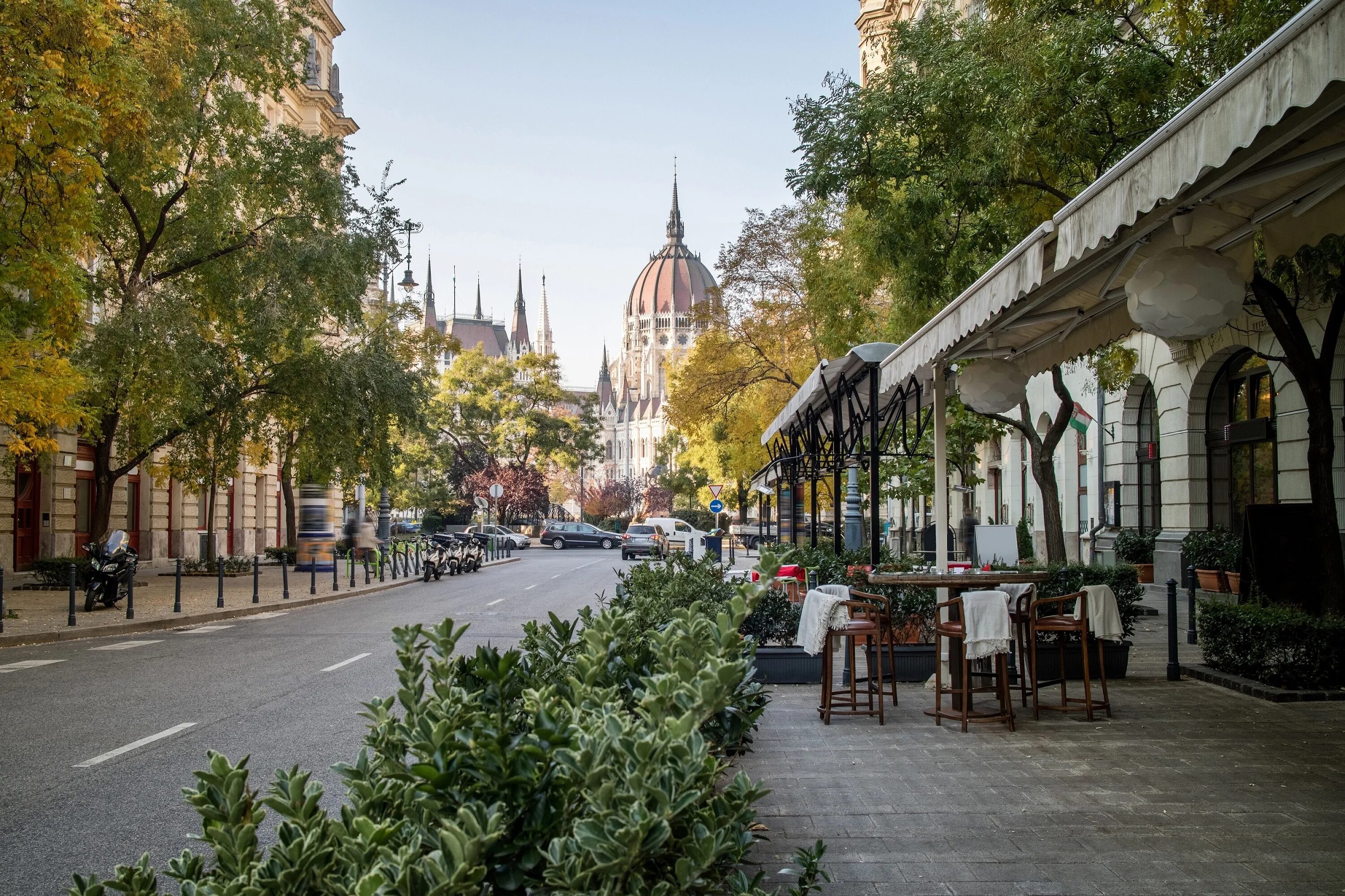 Travel streets. Будапешт улочки Пешта. Улица Ваци в Будапеште. Венгрия столица Будапешт. Венгрия столица Будапешт улицы.