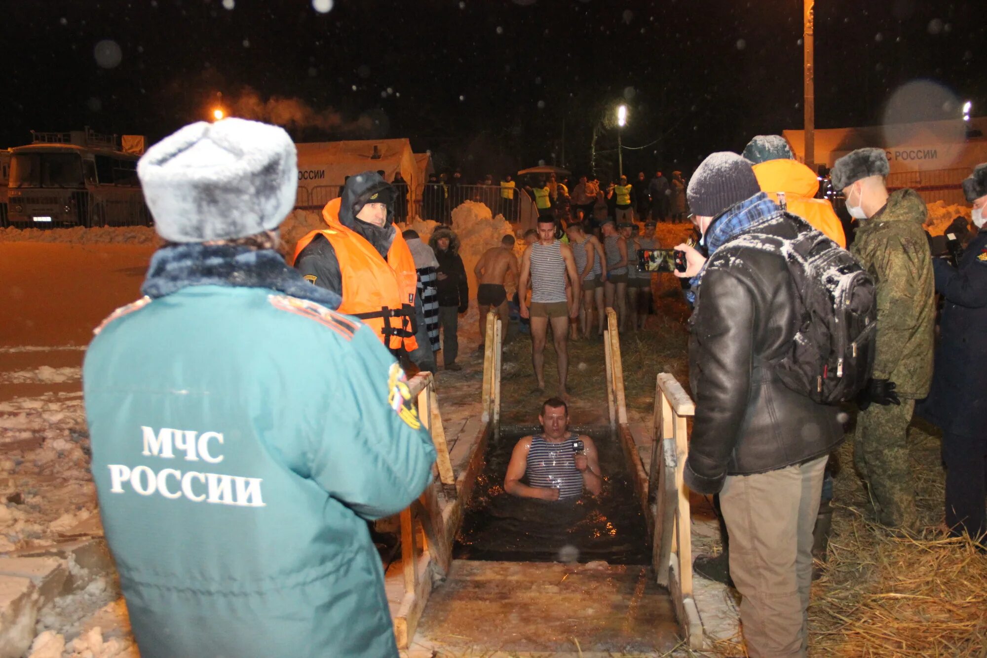 Ледяная купель на крещение. 19 января. Прорубь ночью. Ночь крещения господня купели. С 18 на 19 января какой праздник.