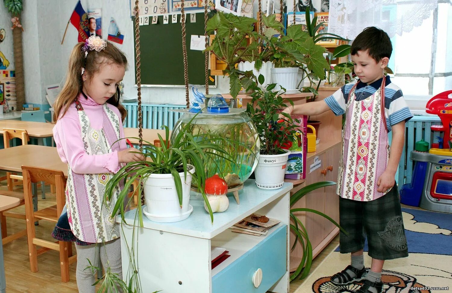 Дети в уголке природы