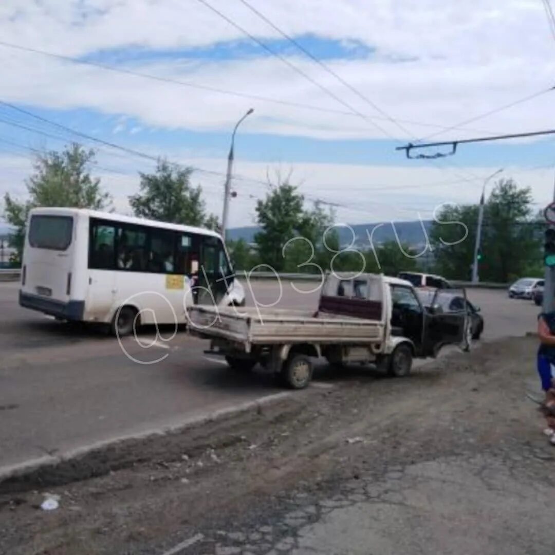 Дтп 38 иркутск. Синюшина гора Иркутск. Большегруз Иркутск. ДТП Синюшина гора сегодня. Авария на Синюшиной горе Иркутск сегодня.