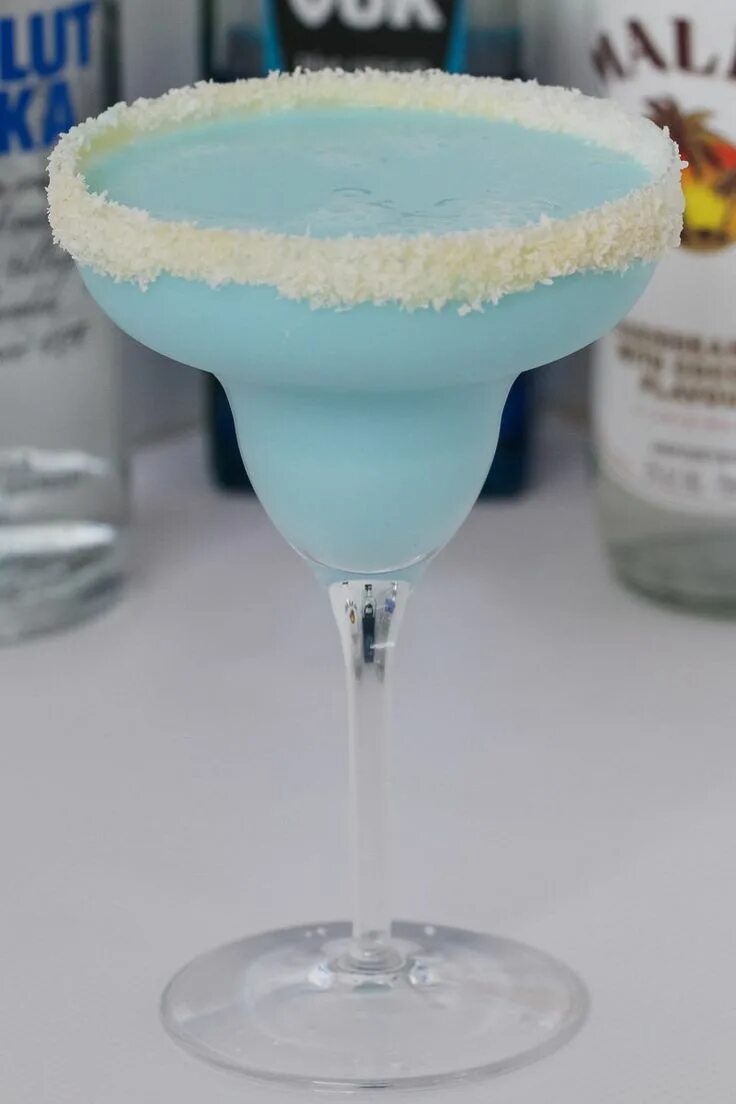 Кюрасао ликер коктейли. Blue Curacao голубые Гавайи. Блю Кюрасао ликер коктейли. Малибу Блю коктейль. Коктейль с джином и Блю Кюрасао.