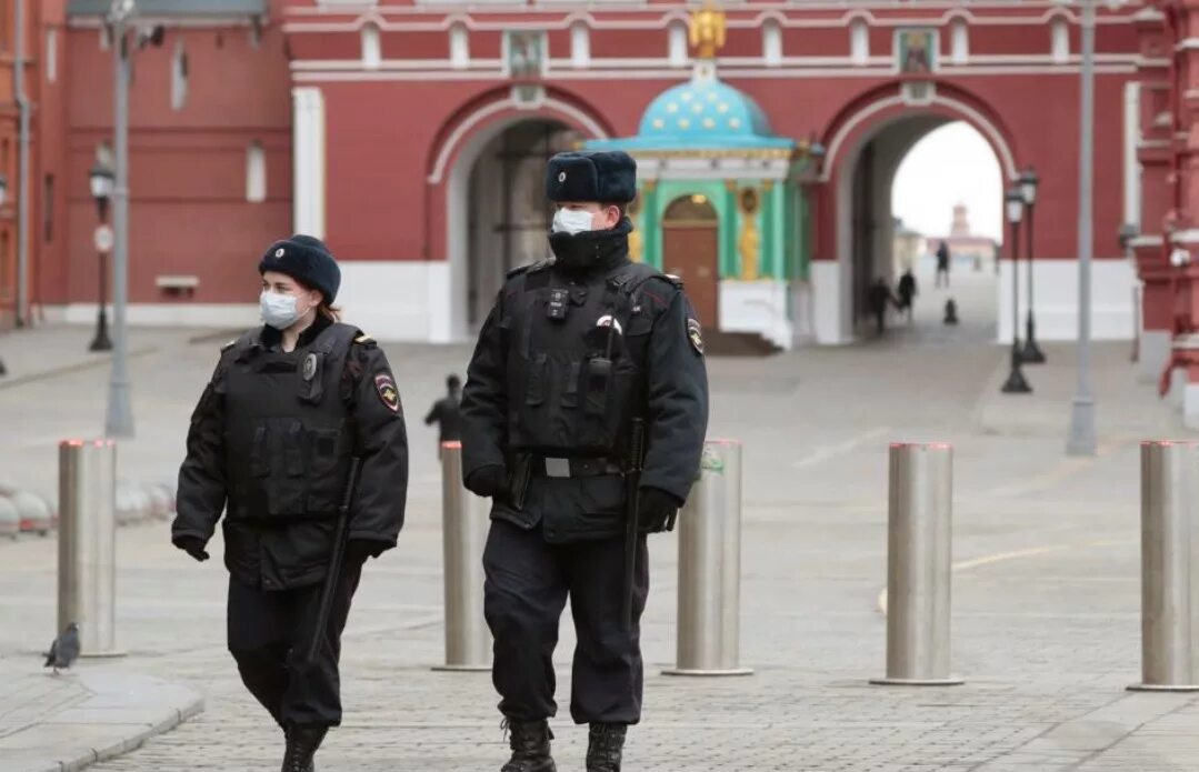 Карантин каком городе. Полиция у кремля. карантин в москве 2025. полиция на улицах москвы. карантин в москве.