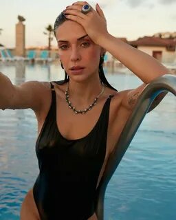 Девушка Торрейры в белом платье без бюстгальтера стала главной звездой на п...