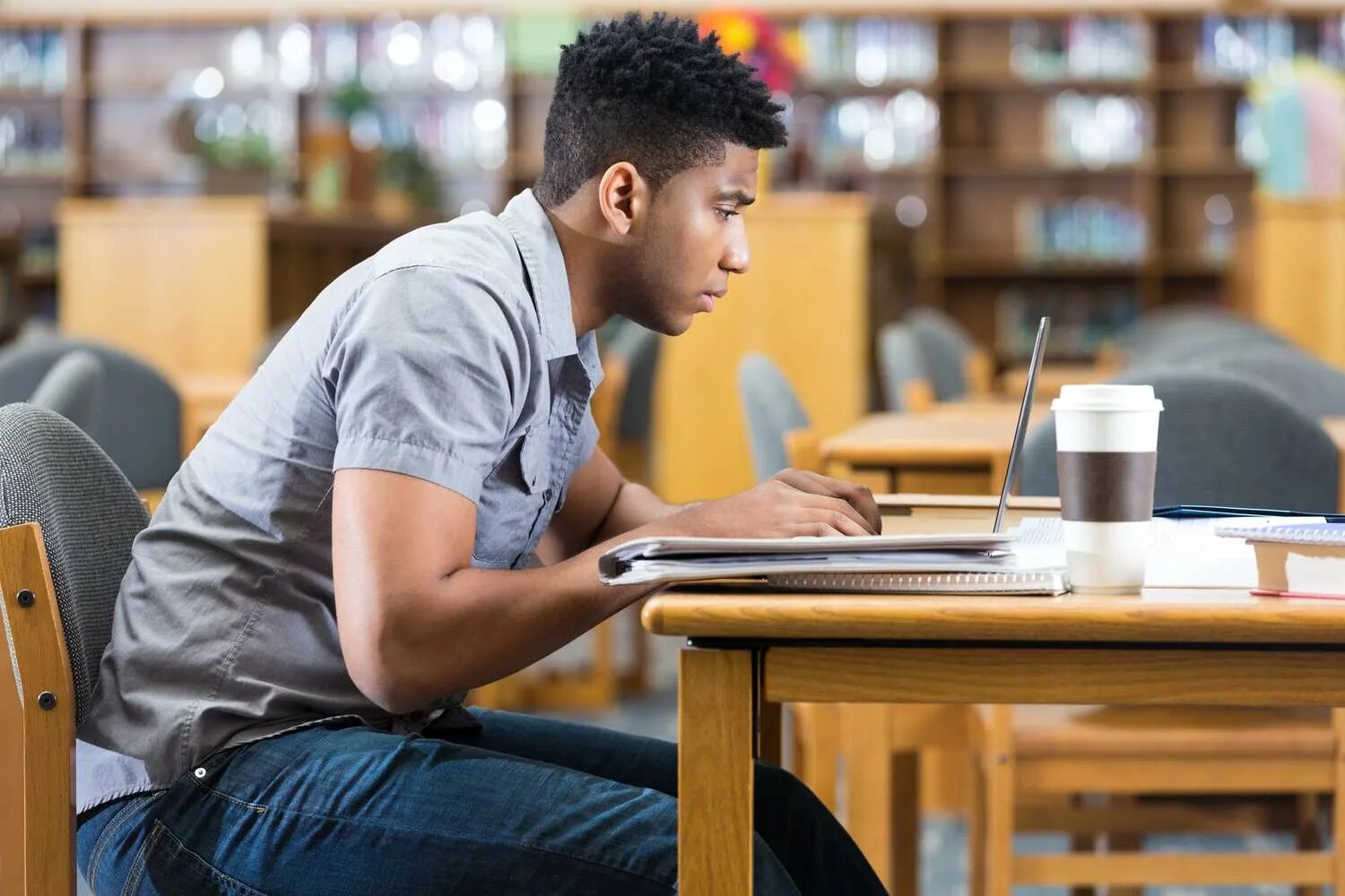 The student is the table. Американские студенты. Pupil американский вариант. Студенты колледжа. Студент картинка.