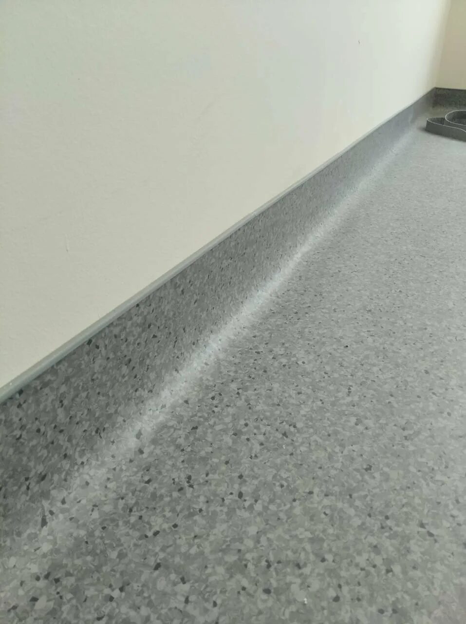 73. Плинтус коннелюрный декопласт. Коннелюрный плинтус rico cannelure. Коннелюрный линолеум. Плинтус каннелюрный dollken tk25 пк 50.