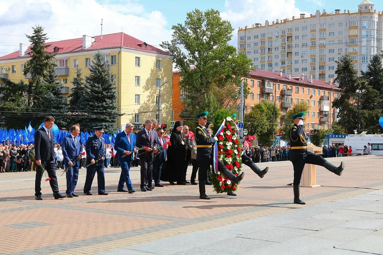 Сайт брянск сегодня. Площадь Партизан Брянск. Памятник на площади Партизан в Брянске. Главная площадь города Брянска. Брянск администрация на площади Партизан.