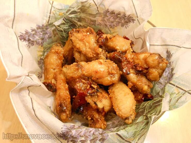 Фрайд чикен крылышки. Жареные куриные ножки. Хрустящие куриные. Как приготовить хрустящие куриные. Куриные крылья во фритюре.