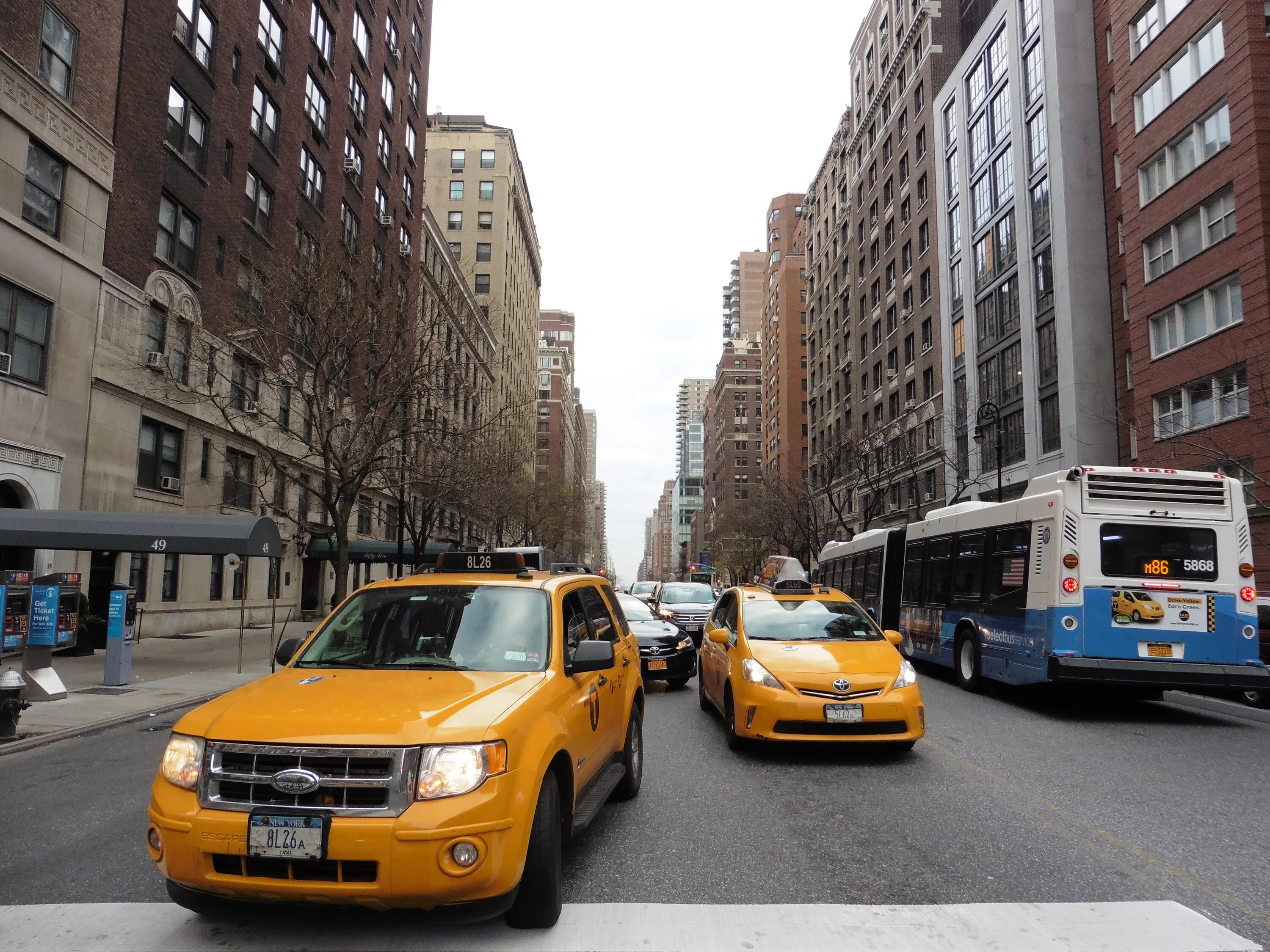 Нью Йорк Манхэттен такси. Нью-Йорк такси на улице. Нью Йорк контрасты. Машины на улицах города. Включи машина на улице