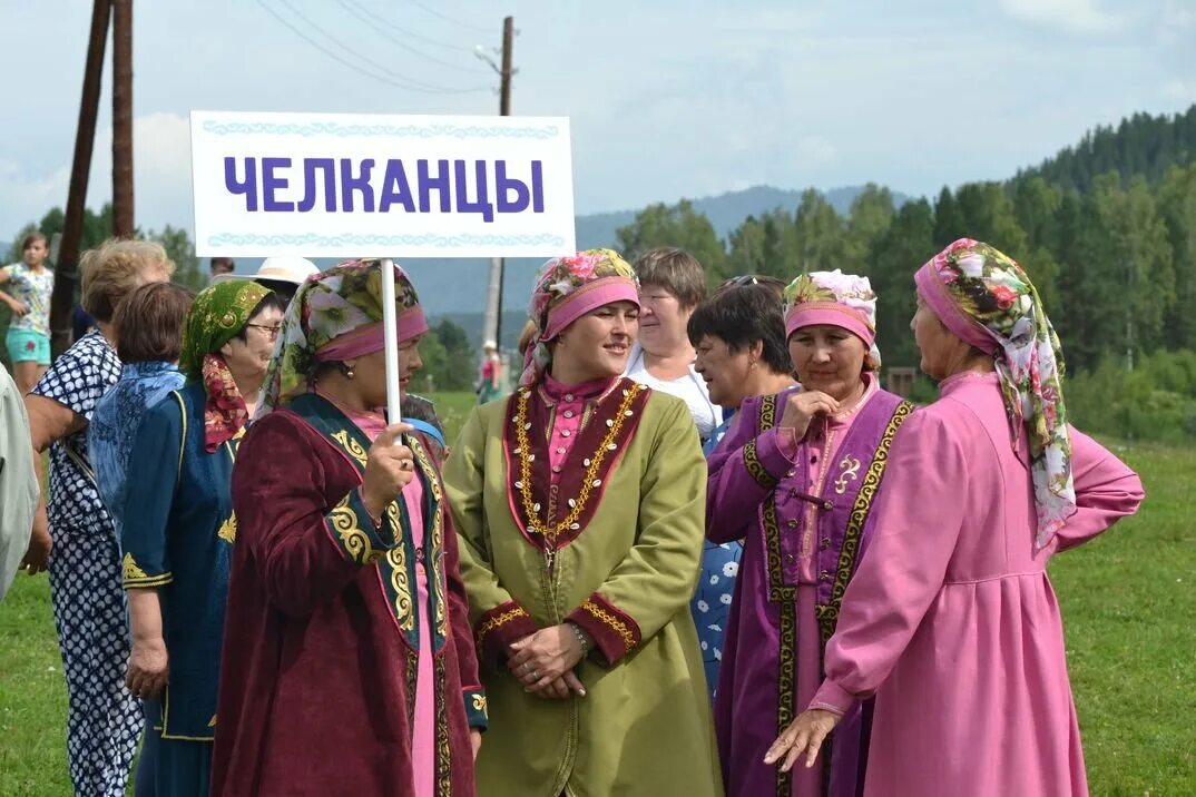 Народы населяющие алтайский край. Кумандинцы алтая национальный костюм. Алтайцы-теленгиты. Традиции народов алтая. Народы населяющие алтайский край.