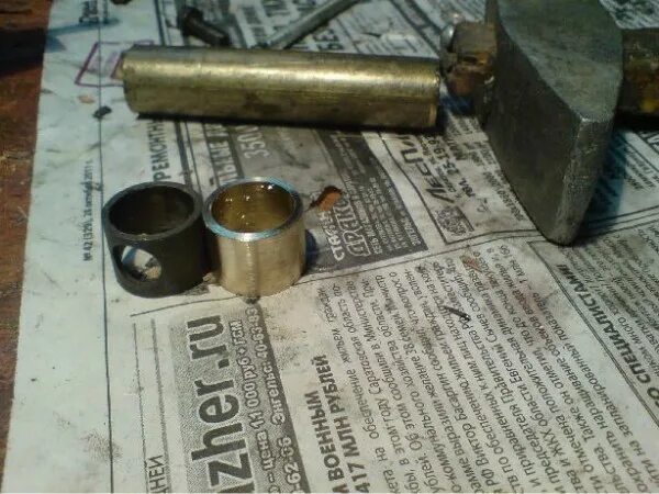 Как выбить втулку. Как поменять на легковом прицепе втулки рессор. Замена втулок на прицепе мзса. Как выбить втулку. Как выбить втулку.