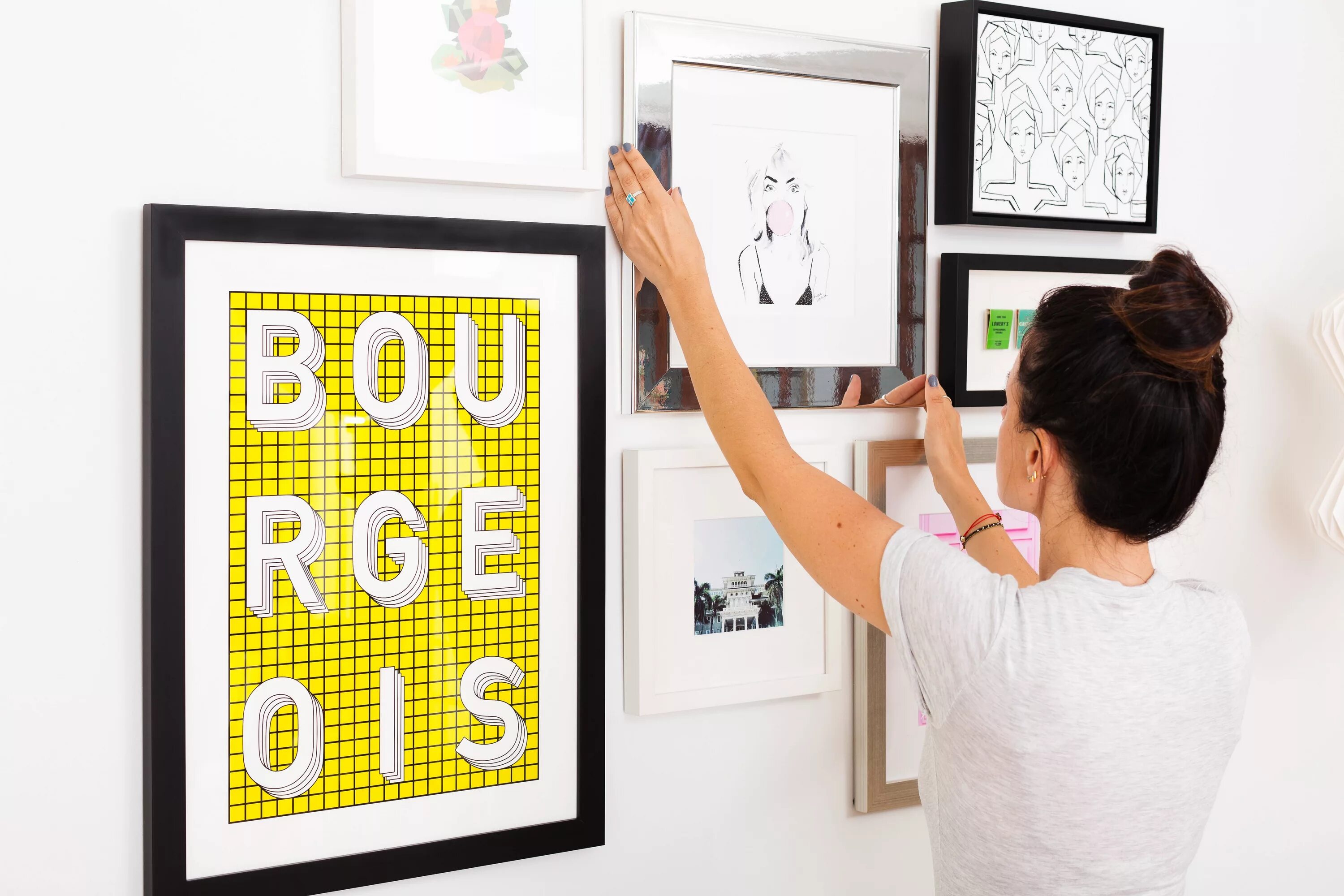 How to hang a mirror. Картинки hang a picture. Человек вешает картину. Hang picture. Hang picture.