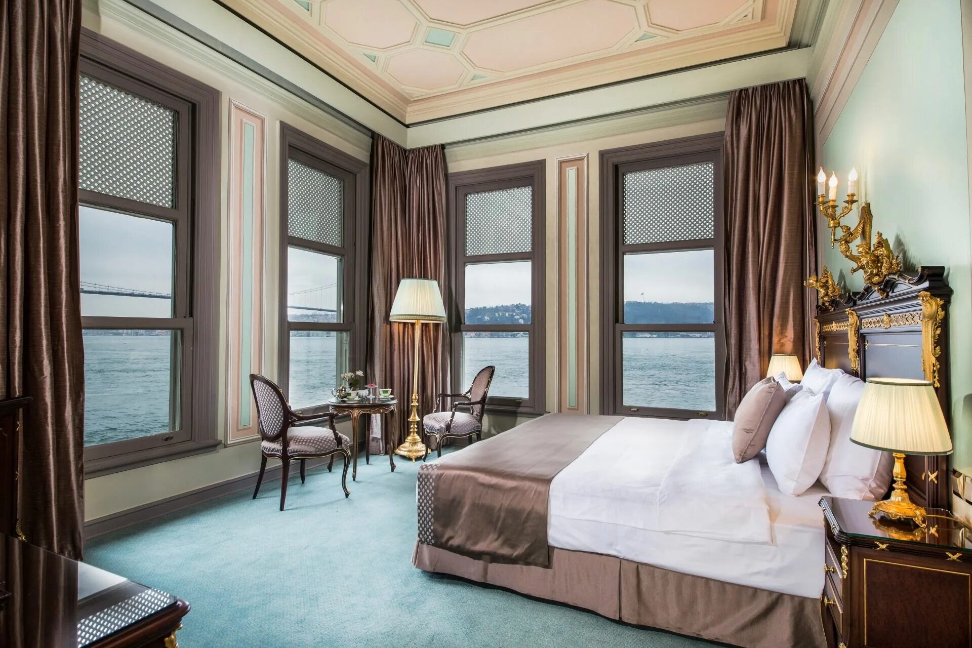 Сайт отелей стамбула. Bosphorus Palace Hotel, Стамбул. Свиссотель Стамбул Босфор. Отели Стамбула с видом на Босфор. Radisson Blu Стамбул Босфор.