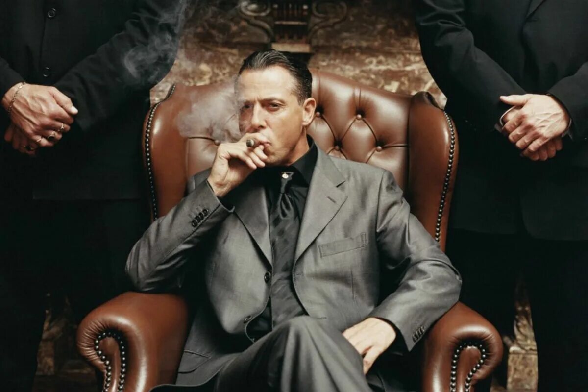 Мафиози в кресле. Мафиози с сигарой. Мужчина мафиози. Босс мафии. Красавица и босс мафии