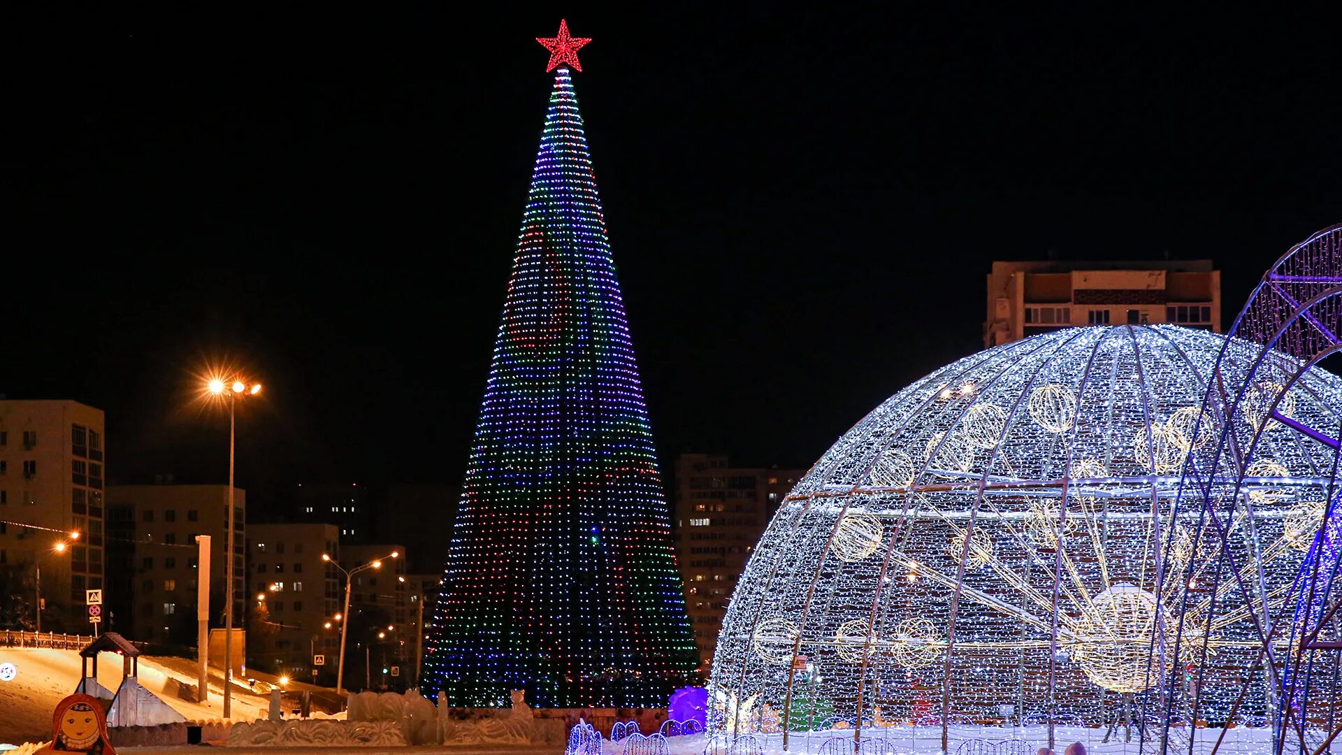 Самая большая елка в 2025 году. Елка на горсовете в уфе 2025. елка в уфе 2025. новогодняя елка уфа. новогодние елки на площадях городов россии.