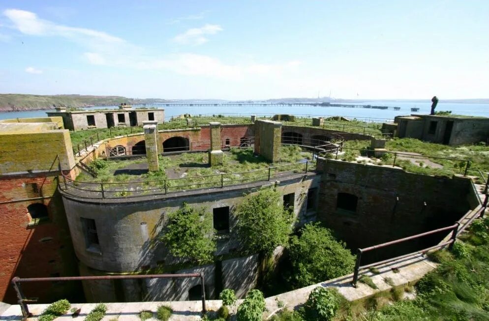 Остров-крепость Stack Rock Fort. Заброшенный остров Форт Нельсон Англия. Заброшенные Форты Кронштадта. Форт Валес Island.